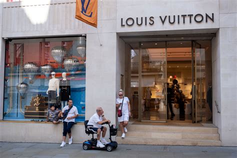 louis vuitton discrimination